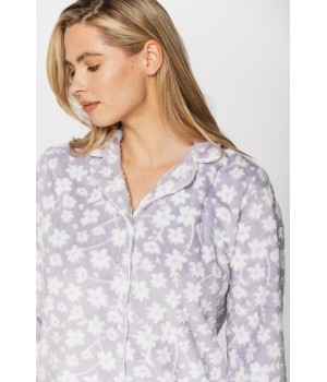 Conjunto pijama mujer violeta sobre fondo neutro